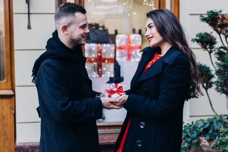 The Best Times and Occasions to Send Gifts from Abroad to Loved Ones in Pakistan