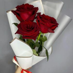 3 Red ROSES BOUQUET